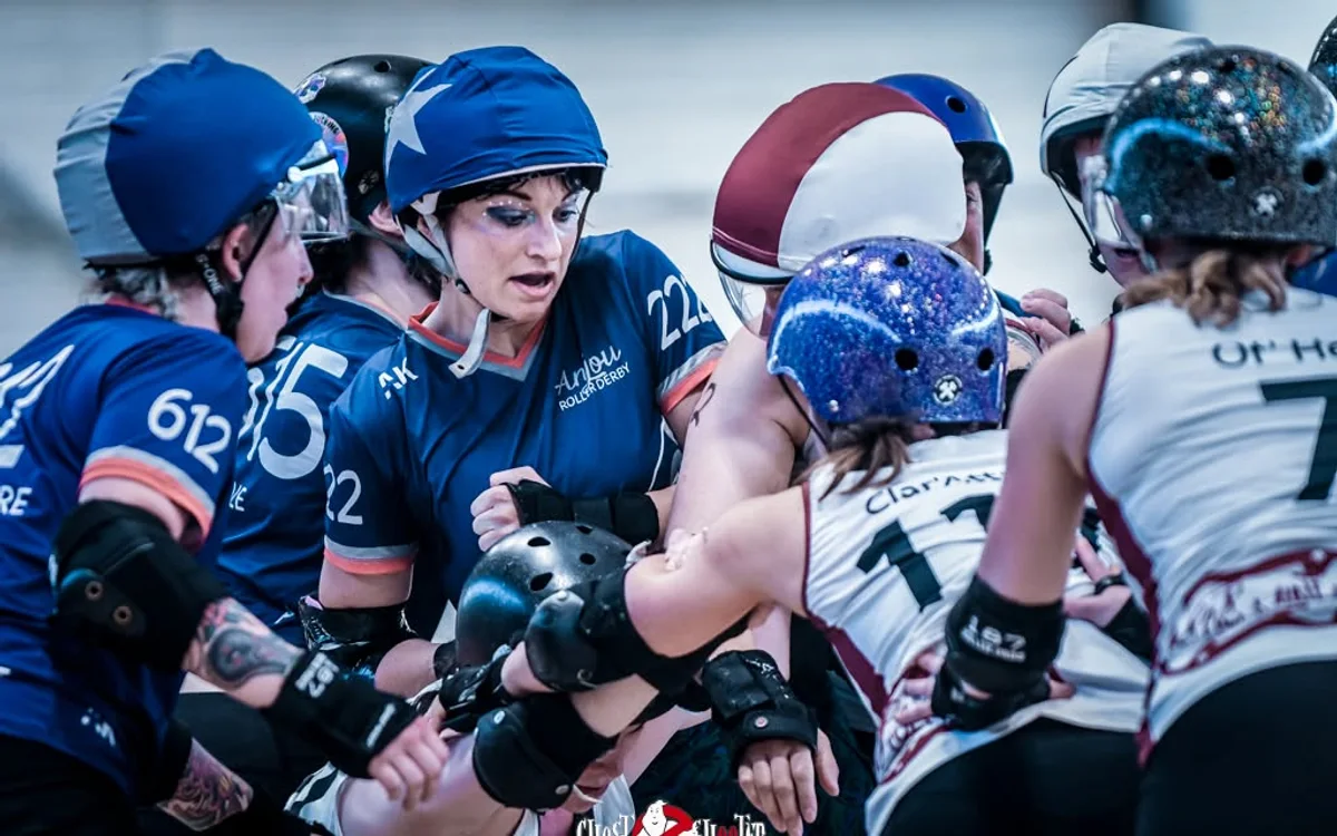 Joueuses des V’hermines du GROL réunies pendant un match de roller derby